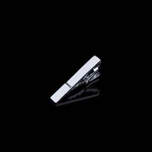 Zilveren dasclip detail, glanzende afwerking voor elegante heren pak formele accessoire.