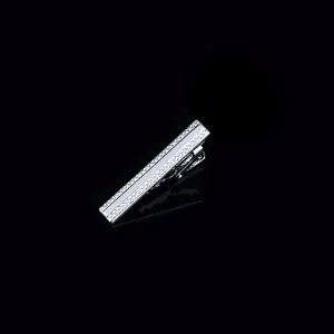 Gedetailleerd overzicht van korte zilveren dasclip, 4cm lengte, geometrisch patroon.
