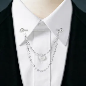 Détail d'épingle de col en métal pour homme, design à double chaîne argentée pour chemise.