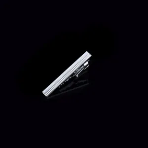 Zilverkleurige dasclip voor heren, 4cm kort en slank ontwerp, modern en stijlvol accessoire.