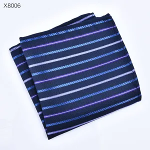 Klassieke donkerblauwe pochet voor heren met blauwe en paarse strepen voor formele pakken.
