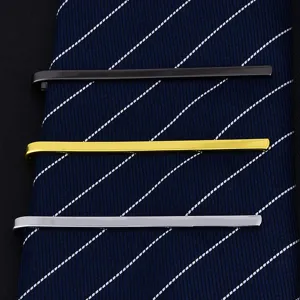 Lot de pinces à cravate homme en noir or et argent, design fin pour costumes formels.