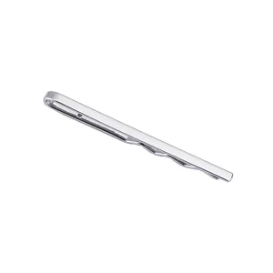 Vue détaillée de pince à cravate argentée élégante, design minimaliste pour costume formel.