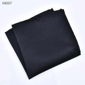 Detailopname van heren zwarte gestructureerde pochette, fijne geweven stof voor kostuum.