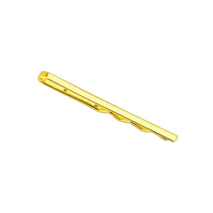 Pince à cravate dorée pour homme, design minimaliste et élégant pour costume d'affaires.