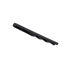 Pince a cravate metallique noire, design mince et elegant pour costume d'affaires.