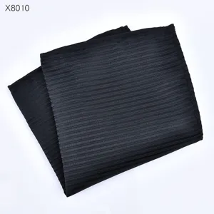 Gedetailleerd overzicht van een zwart gestreept heren pak pochette, getextureerde stof.