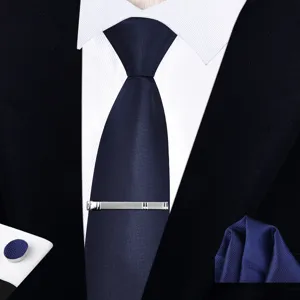 Conjunto de corbata azul oscura para hombre con pinza y pañuelo para ropa formal detalle.