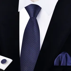 Σετ επαγγελματική γραβάτα με φερμουάρ, ποσέτ και μανικετόκουμβα ανδρικό σε σκούρο μπλε λεπτομέρεια.
