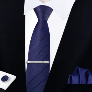 Conjunto de corbata clásica de negocios para hombre en azul marino con pasador y gemelos formales.