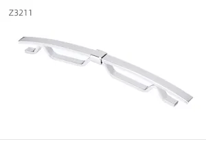 Détail de pince de col de chemise en métal pour homme, accessoire chic de bar de col.