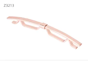 Gros plan détail de la pince de col de chemise et barre de cravate en métal or rose.