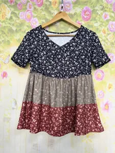 Details of women V-neck short sleeve floral tiered blouse, casual summer color block top.
