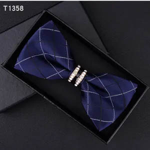 Farfallino formale da uomo con fibbia in strass, scatola regalo in tessuto a quadri blu.