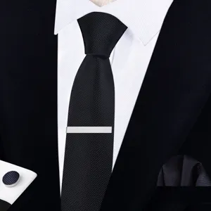 Ensemble de cravate noire classique pour homme avec pince à cravate et boutons de manchette.