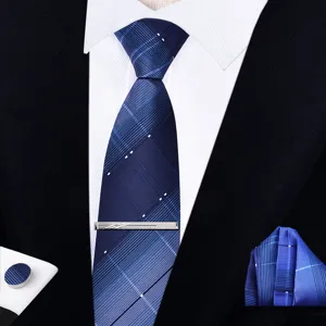 Detalle del conjunto de corbata de negocios a cuadros azules para hombres elegante.