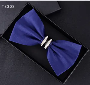 Primo piano dettagliato del papillon in raso blu con anello centrale in strass.