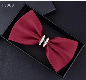 Dettaglio papillon rosso con strass, elegante accessorio in tessuto per matrimonio formale.