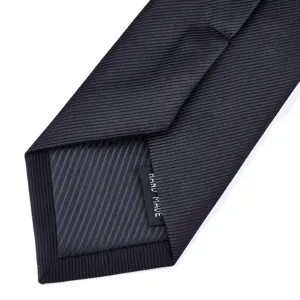 Corbata de negocios negra clásica de tela de sarga de alta calidad con finos detalles artesanales.
