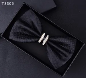 Farfallino formale da uomo con strass in scatola regalo nera, elegante dettaglio di stile.