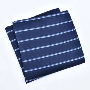 Pañuelo de bolsillo azul marino clásico con rayas blancas y azules para traje formal.