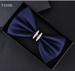 Vista dettagliata del papillon blu scuro da uomo con anelli di strass nella scatola regalo nera.