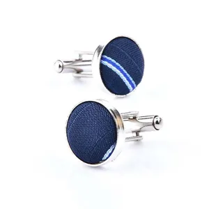 Gemelos de tela azul para hombres con soporte de metal plateado para ropa de negocios formal.
