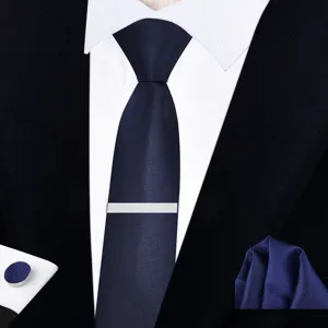 Ensemble cravate bleu marine classique pour homme avec pochette boutons de manchette mariage.