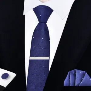 Vue détaillée de l'élégant ensemble de cravate bleu foncé à motif géométrique avec pochette.