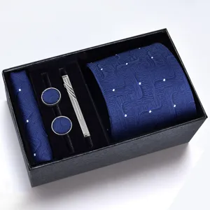 Detalle del juego de corbata texturizada azul para hombre con caja de regalo, pañuelo y gemelos.
