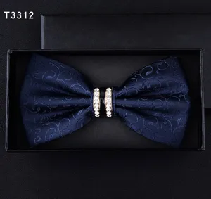 Vista dettagliata dell'elegante papillon blu scuro con anello centrale in strass brillanti.