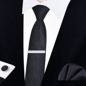 Ensemble cravate homme noire avec cravate à motif, pince à cravate argentée et boutons de manchette.