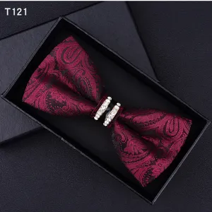 Vista dettagliata del farfallino bordeaux con motivo paisley e anello centrale in metallo strass.