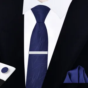 Ensemble cravate homme bleu marine avec pince cravate boutons de manchette et pochette.