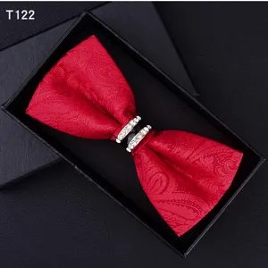 Farfallino rosso paisley con anelli di strass in confezione regalo per matrimonio.