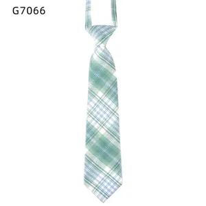 Vue détaillée de cravate d'uniforme scolaire écossaise style JK japonais vert et bleu.