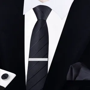 Détails de l'ensemble cravate noire homme avec pince boutons de manchette et pochette