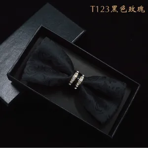 Vista dettagliata del papillon nero con strass in confezione regalo, accessorio elegante.