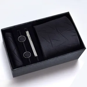 Conjunto de corbata de negocio para hombre vista detallada con pañuelo a juego.