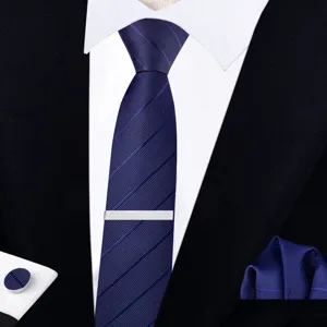 Ensemble de cravate rayée bleu marine pour homme avec pochette et boutons de manchette assortis.