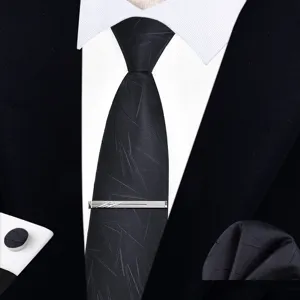 Set de corbata negra para hombre con patrón geométrico, gemelos y pañuelo de bolsillo.