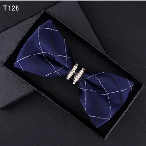 Primo piano dettagliato di un papillon blu scuro a quadri con anelli di strass.