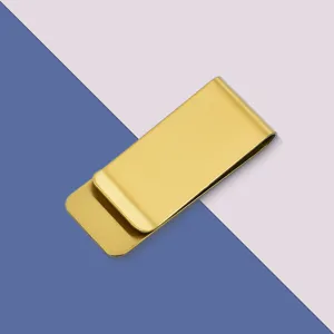 Detailaufnahme eines eleganten goldenen Edelstahl-Geldklammer, minimalistisches Design.