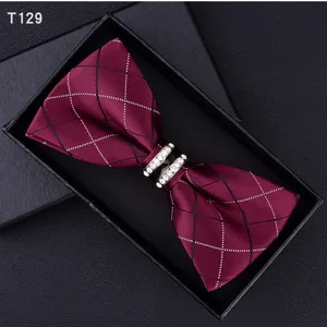 Primo piano dettaglio del papillon bordeaux a quadri con anello centrale in strass.