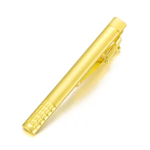 Close-up detail of the elegant gold-plated men's tie clip featuring a refined grid texture.