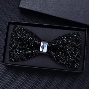 Elegante schwarze Kristall-Strass Fliege im Detail, ideal für Hochzeiten, Bankette und feierliche Anlässe.