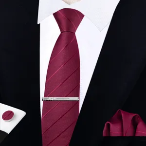 Conjunto de corbata de rayas burdeos para hombre con pasador pañuelo y gemelos para ropa de negocios.