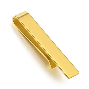 Detaillierte Nahaufnahme der goldenen Krawattenklammer mit polierter Oberflächenstruktur.