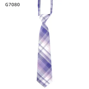 Détail de cravate à carreaux violet, accessoire d'uniforme pré-noué, design élégant.
