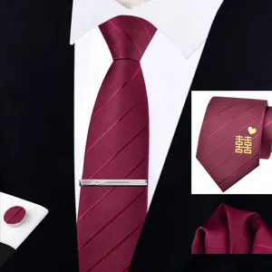 Vista detallada de conjunto de corbata para hombre rojo vino con pañuelo pinza y gemelos